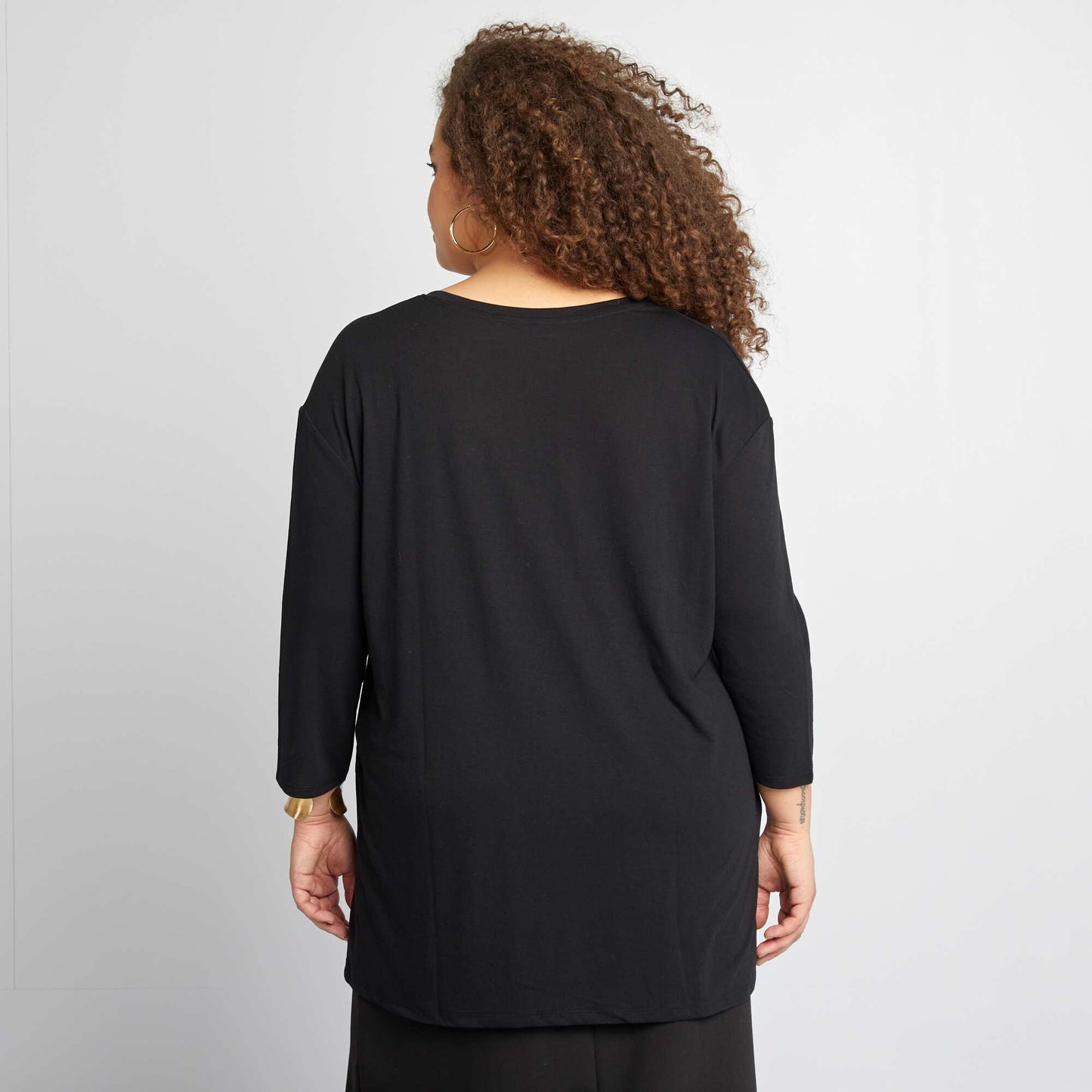 Camiseta larga con cuello de pico NEGRO