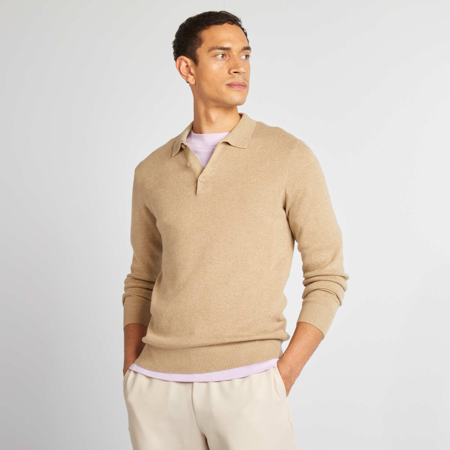 Sweater de punto fino con cuello de remera abotonado BEIGE