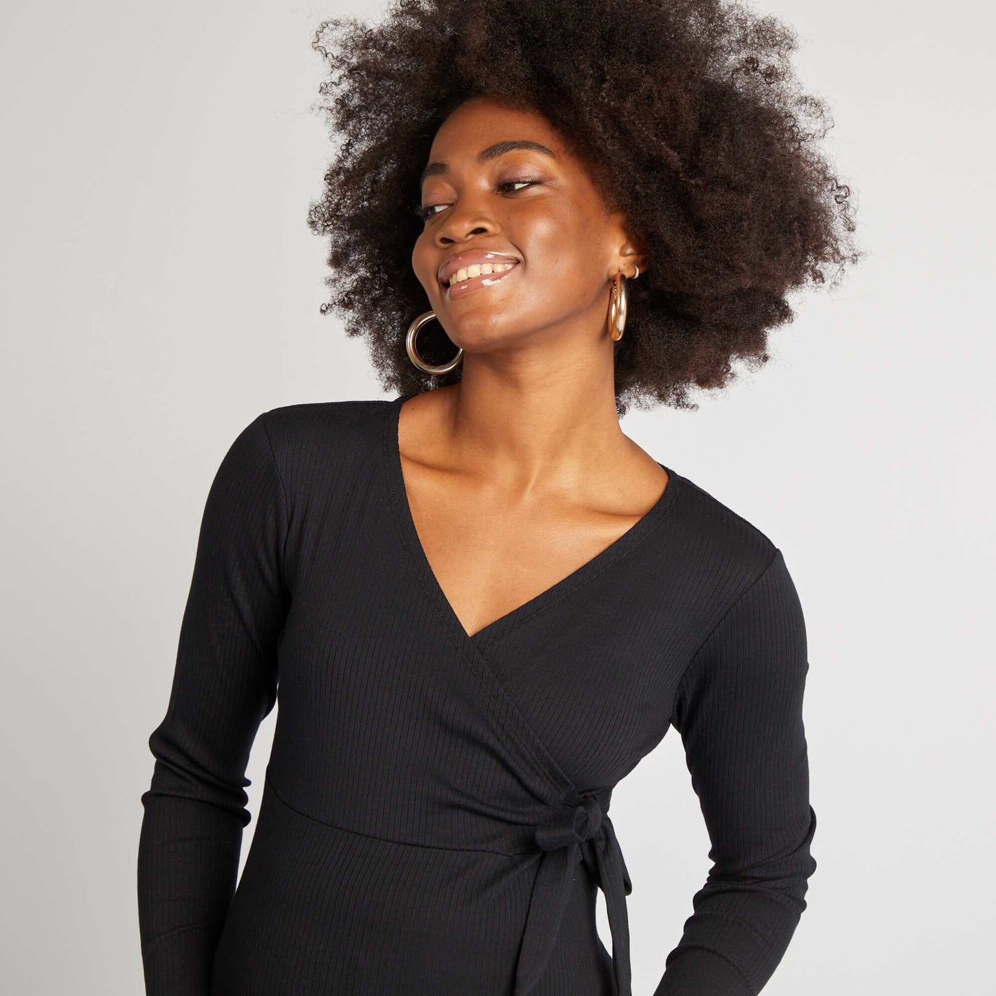 Camiseta de tejido elástico con cuello cruzado NEGRO