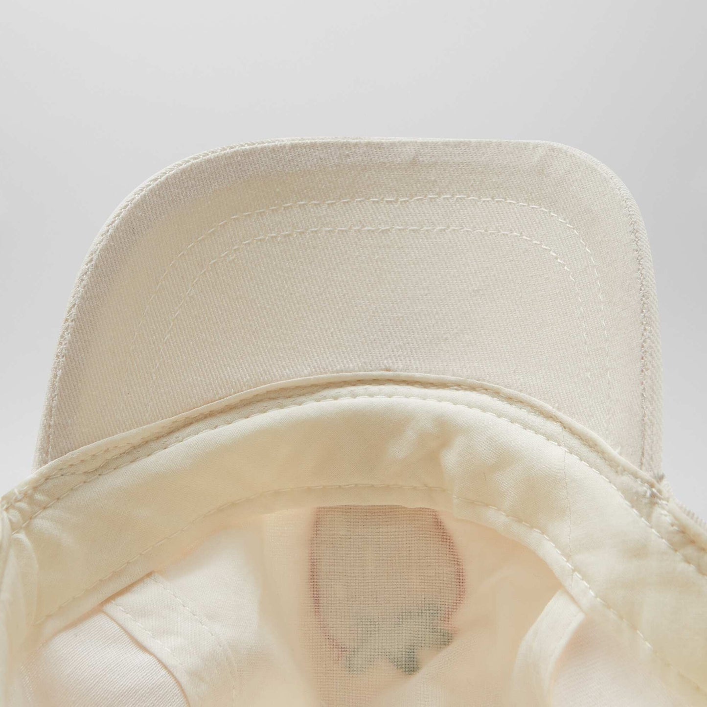 Gorra con bordado 'fresa' BLANCO