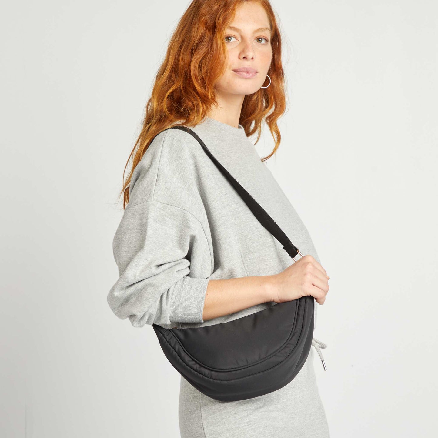 Bolso semicircular de nailon NEGRO