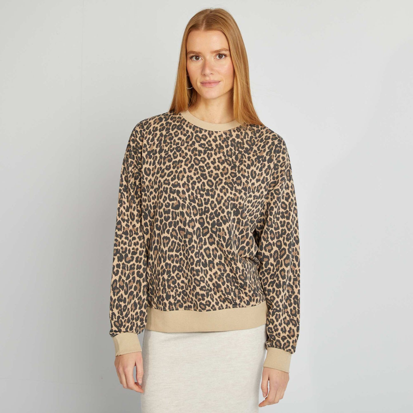 Buzo estampada con cuello redondo de animal print
