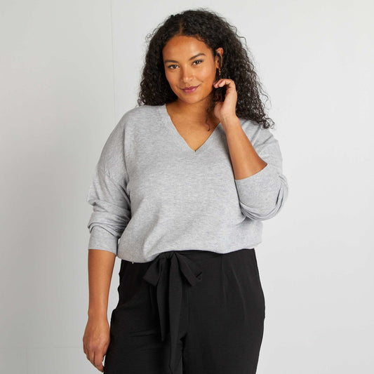Sweater fino con cuello de pico GRIS