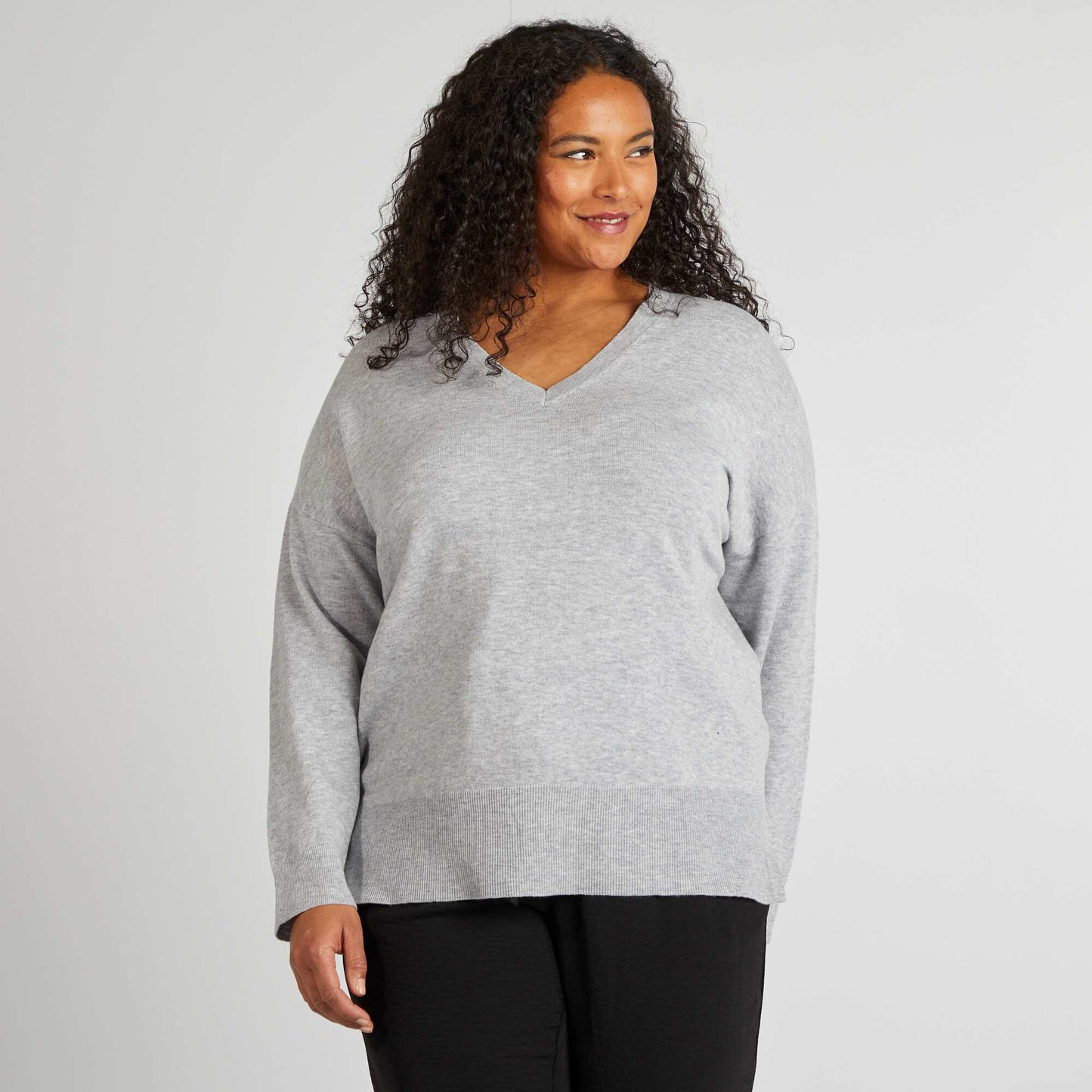 Sweater fino con cuello de pico GRIS