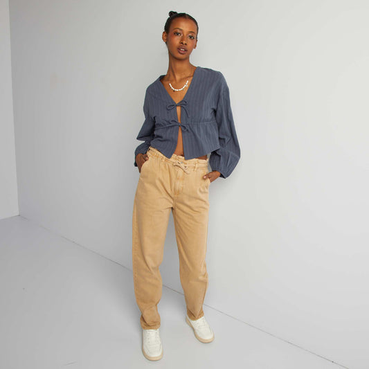Pantalón de sarga con cinturón fino anudable BEIGE