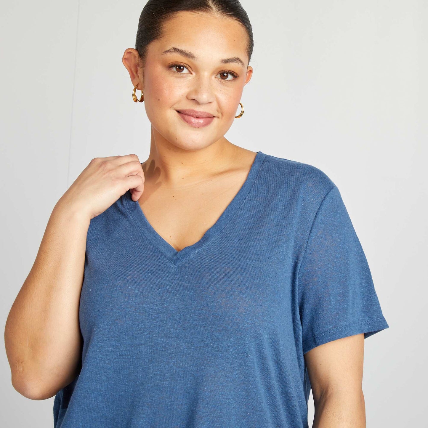 Camiseta de mezcla de lino con cuello de pico AZUL