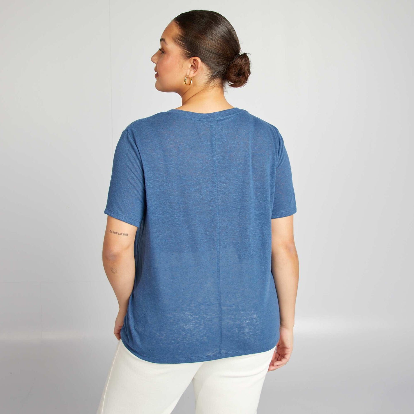 Camiseta de mezcla de lino con cuello de pico AZUL