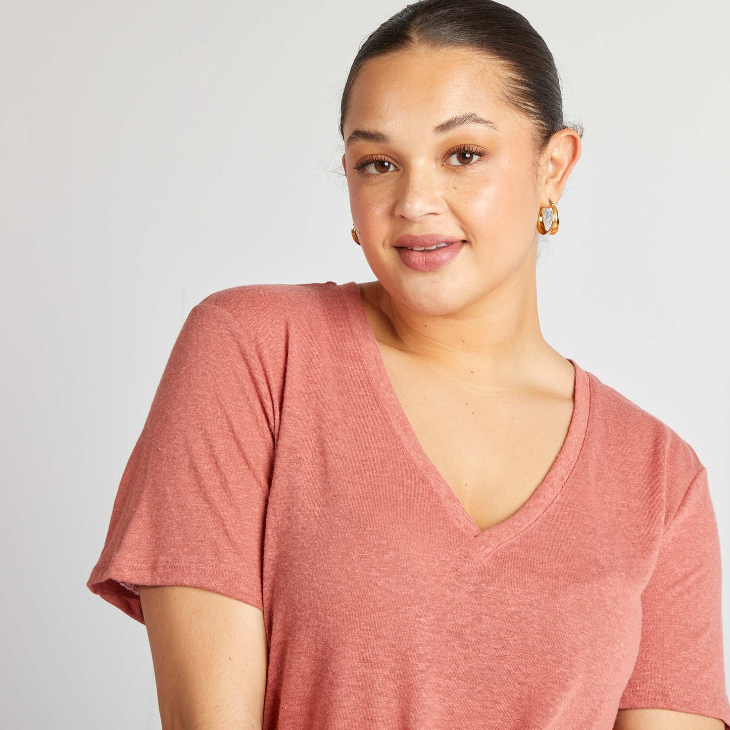 Camiseta de mezcla de lino con cuello de pico ROSA