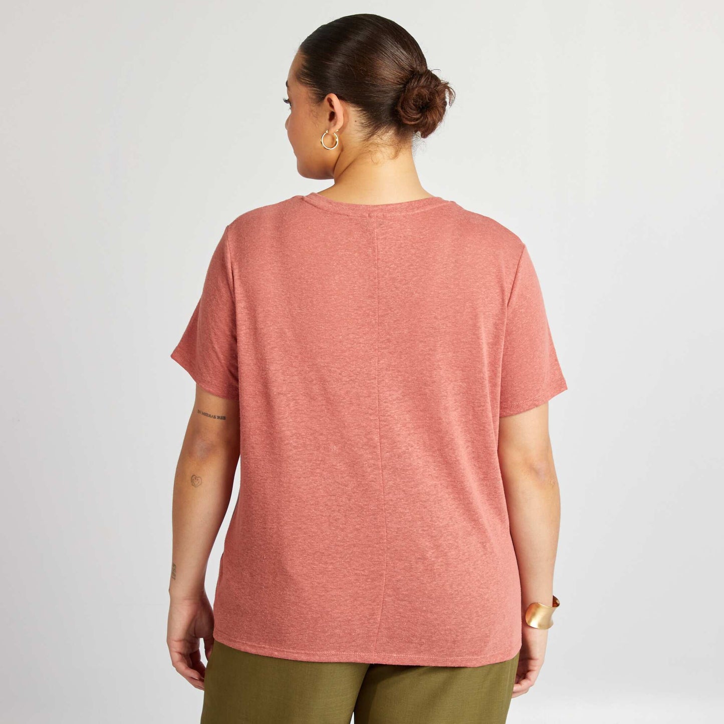 Camiseta de mezcla de lino con cuello de pico ROSA