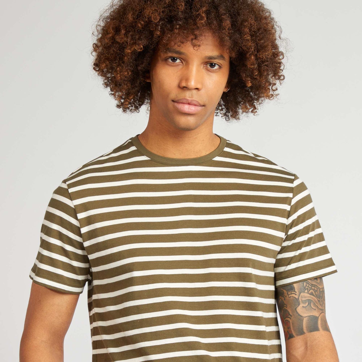 Camiseta de rayas de manga corta con cuello redondo KAKI