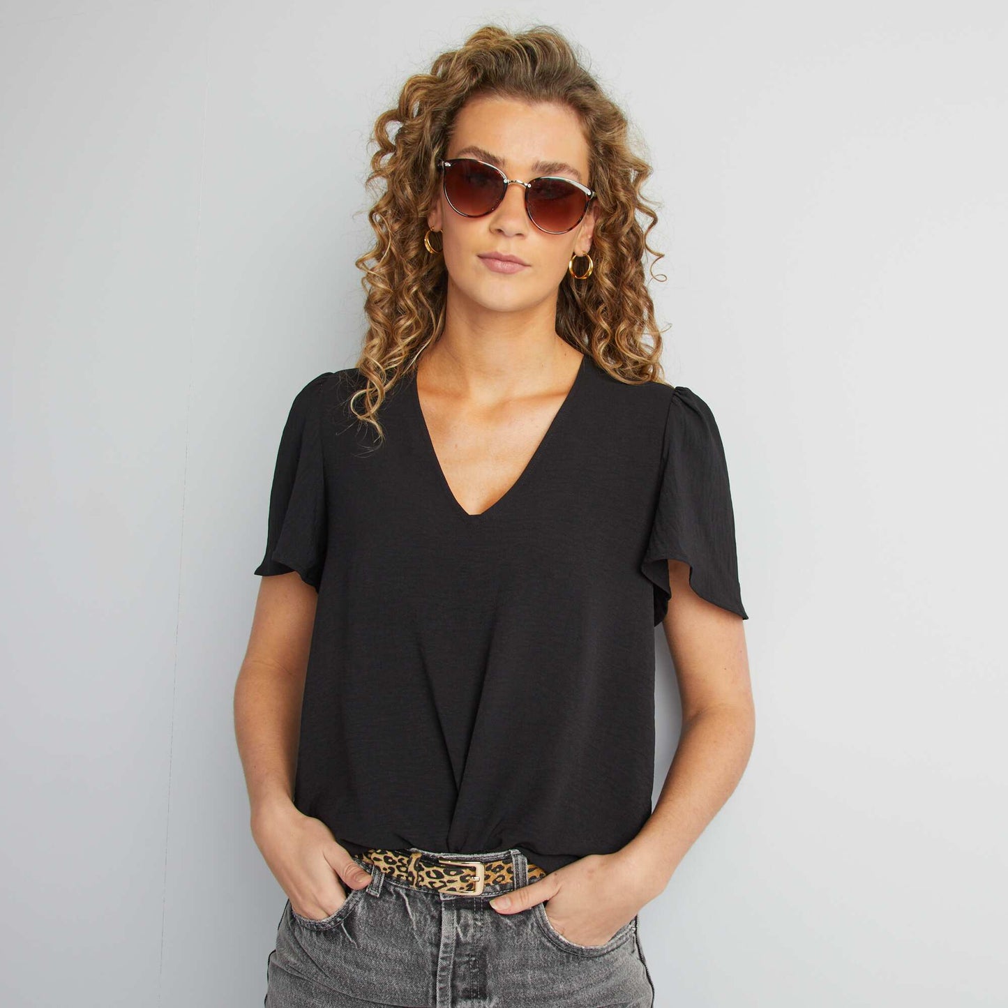 Blusa ligera con volante NEGRO