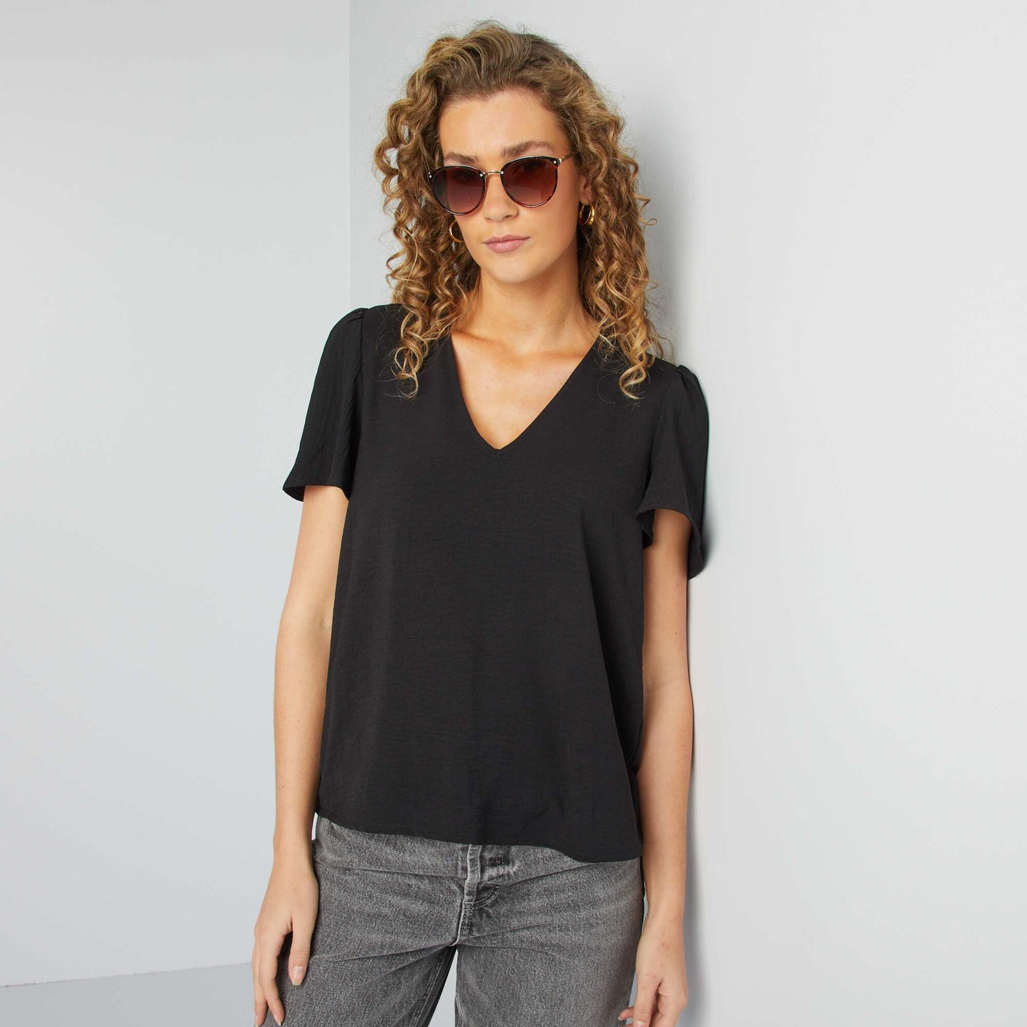 Blusa ligera con volante NEGRO