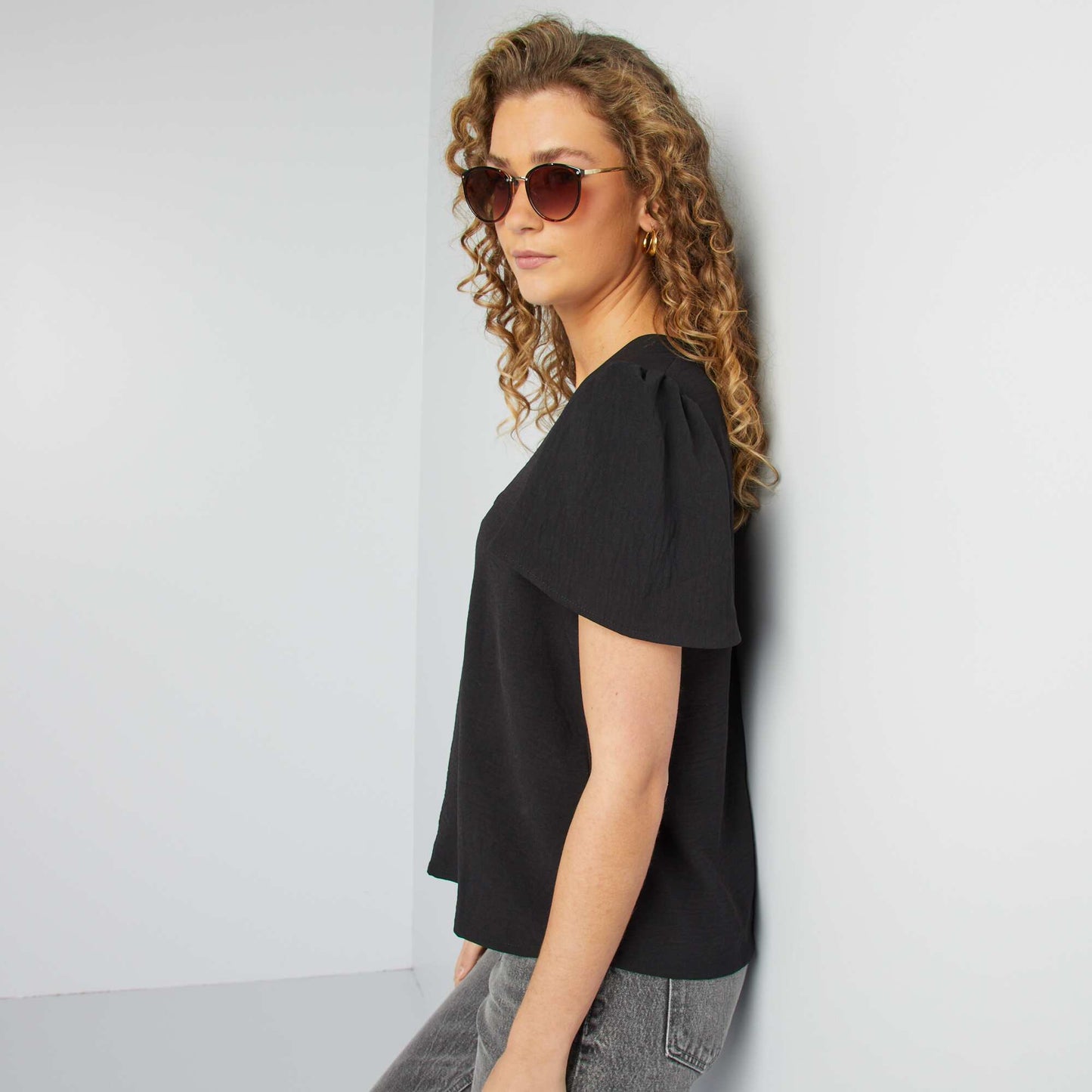 Blusa ligera con volante NEGRO