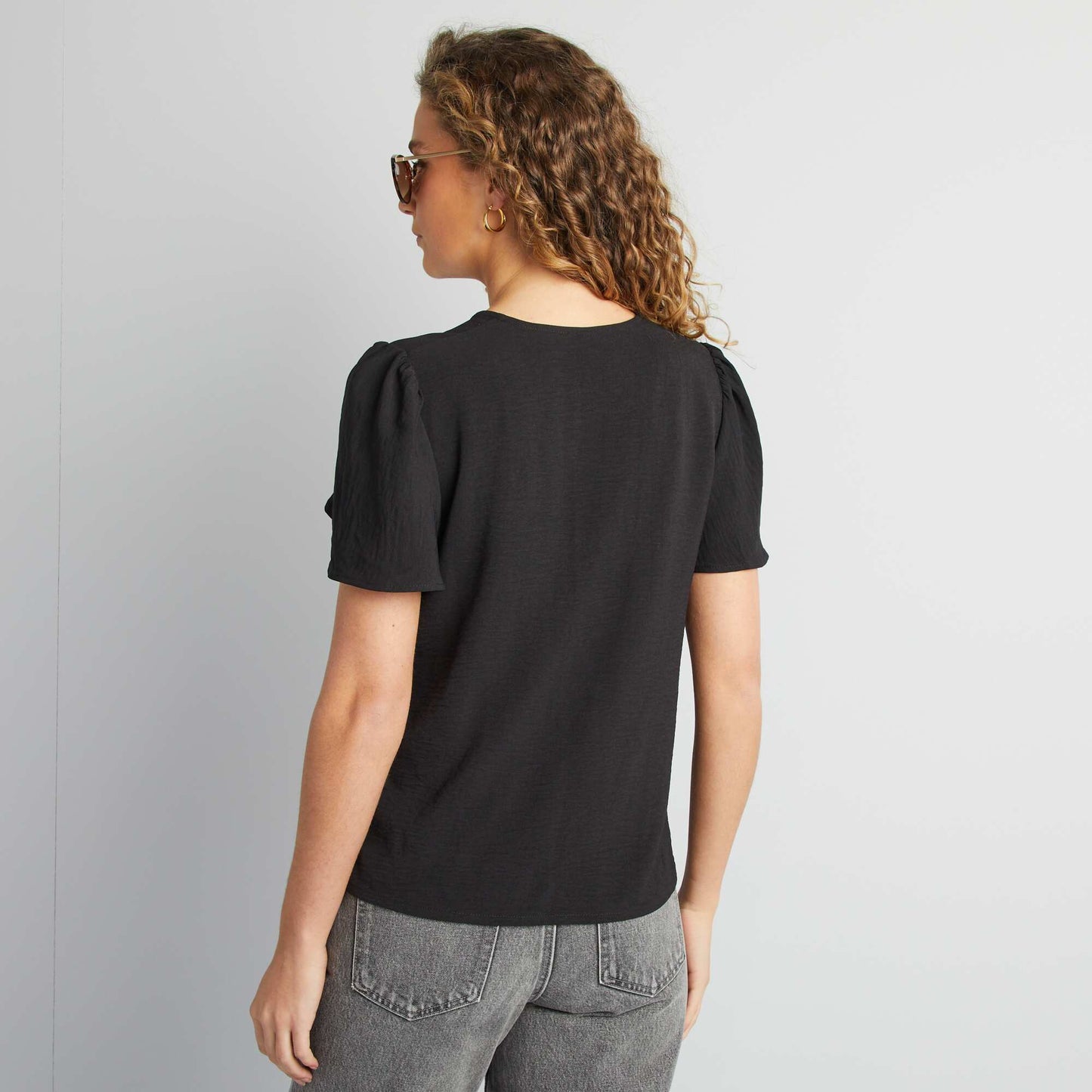 Blusa ligera con volante NEGRO