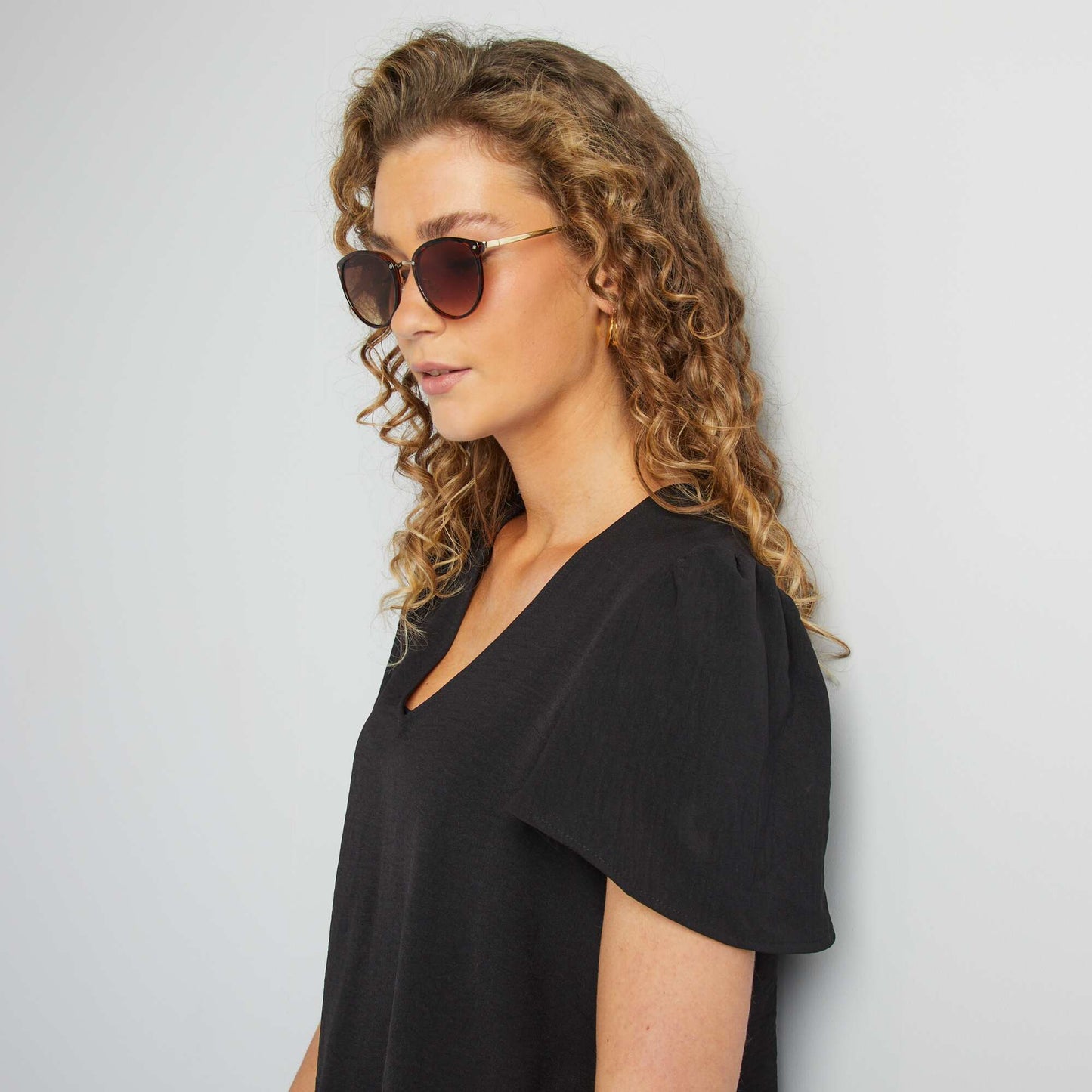 Blusa ligera con volante NEGRO