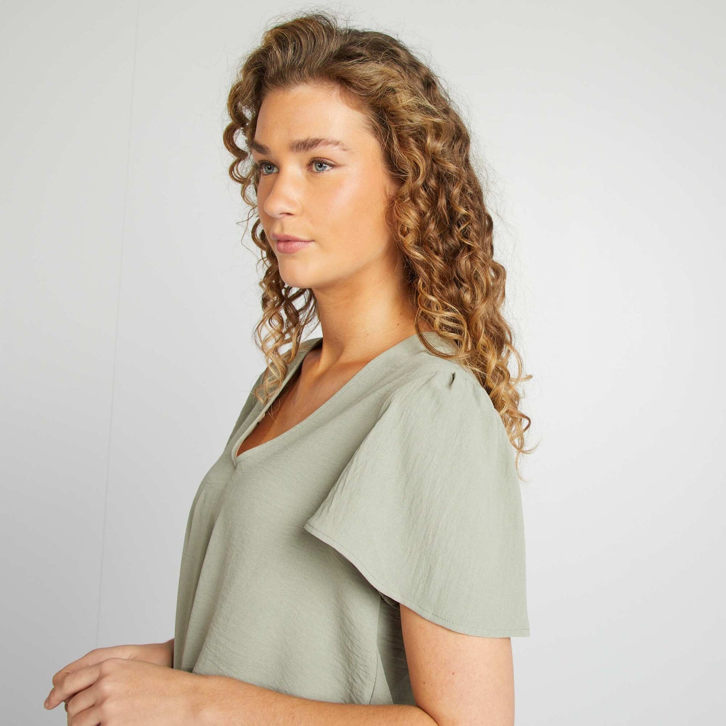 Blusa ligera con volante VERDE