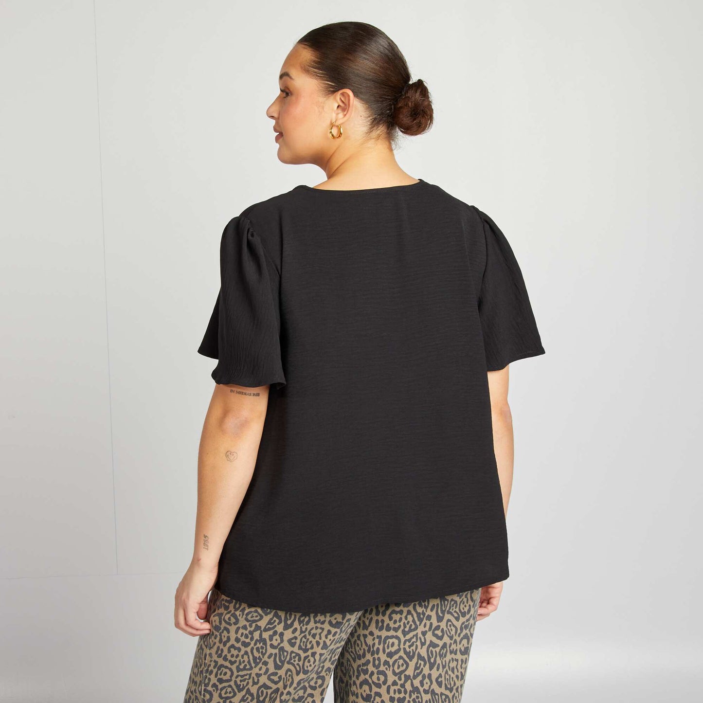Blusa lisa de manga corta NEGRO