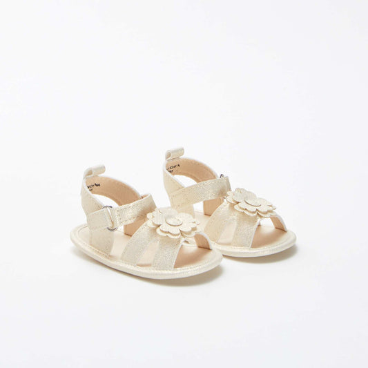 Sandalias irisadas con velcro y detalle de flor BEIGE