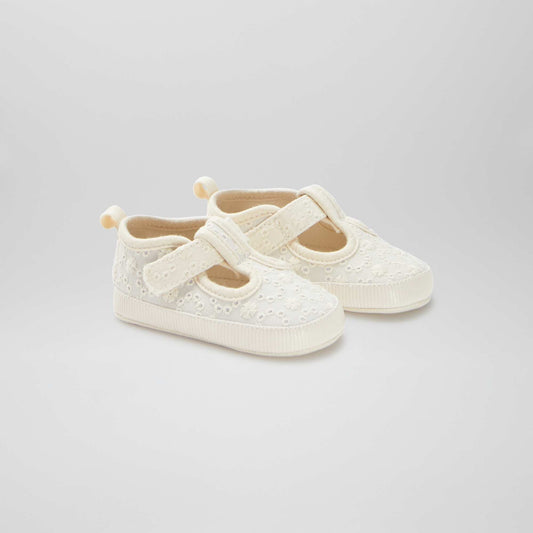 Zapatos de bebé tipo deportivas con bordado inglés BEIGE