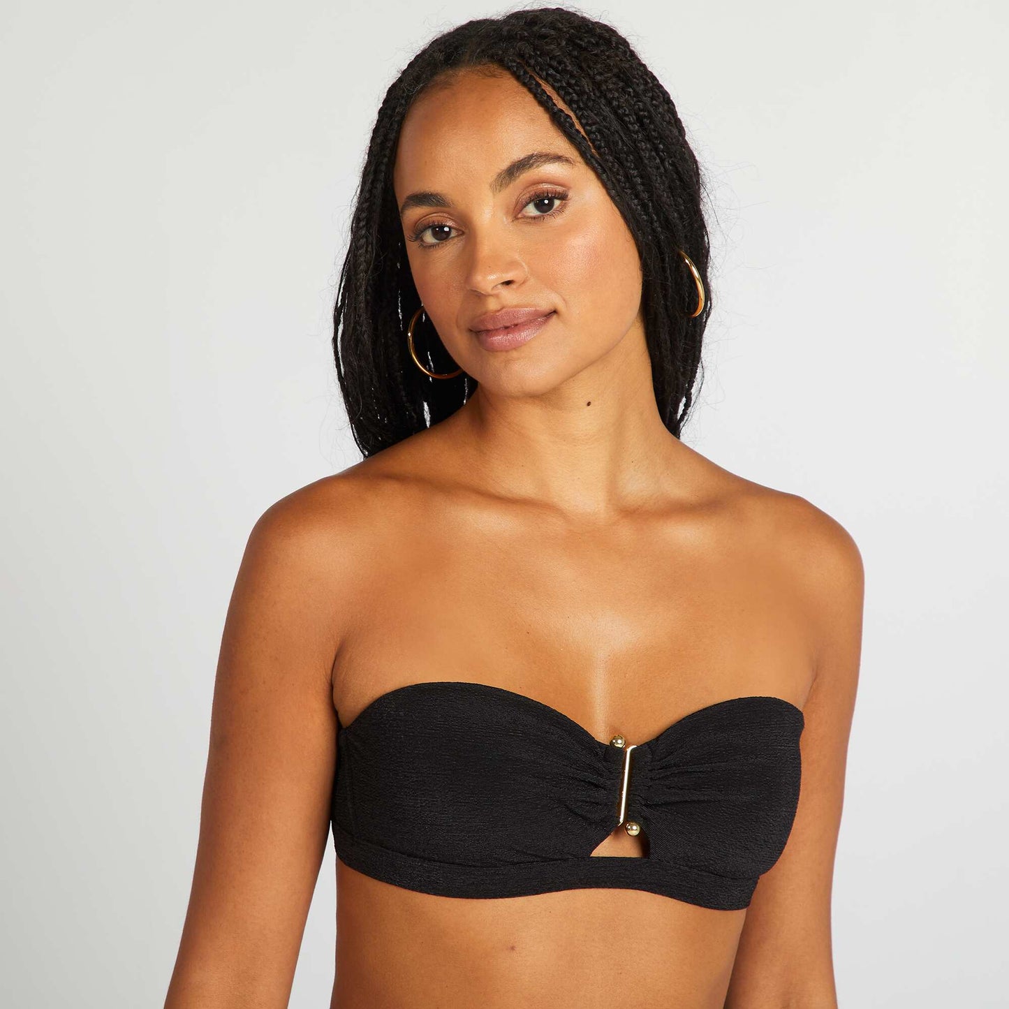 Bandeau de bikini con pedrería entre las copas NEGRO