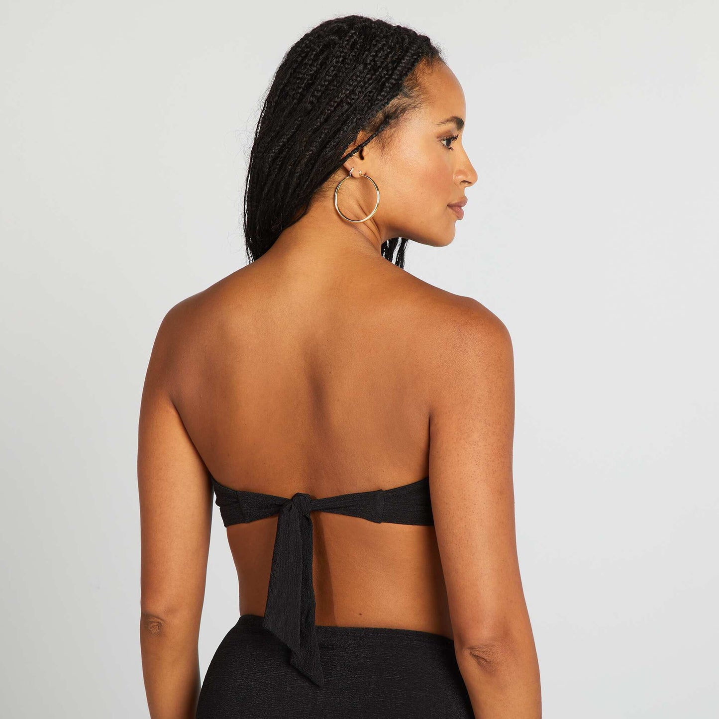 Bandeau de bikini con pedrería entre las copas NEGRO