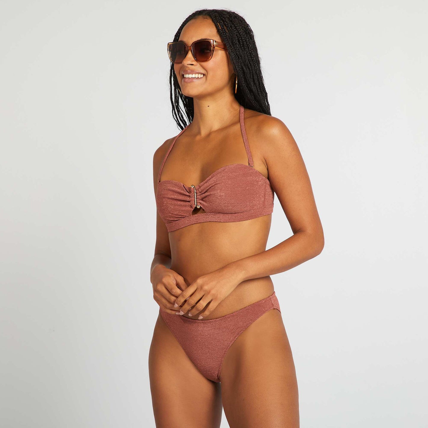 Bandeau de bikini con pedrería entre las copas MARRON