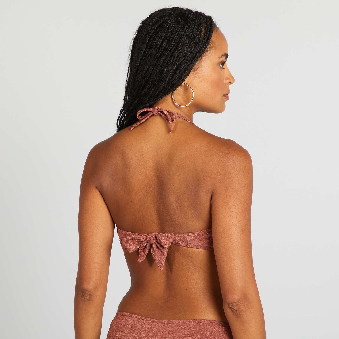 Bandeau de bikini con pedrería entre las copas MARRON