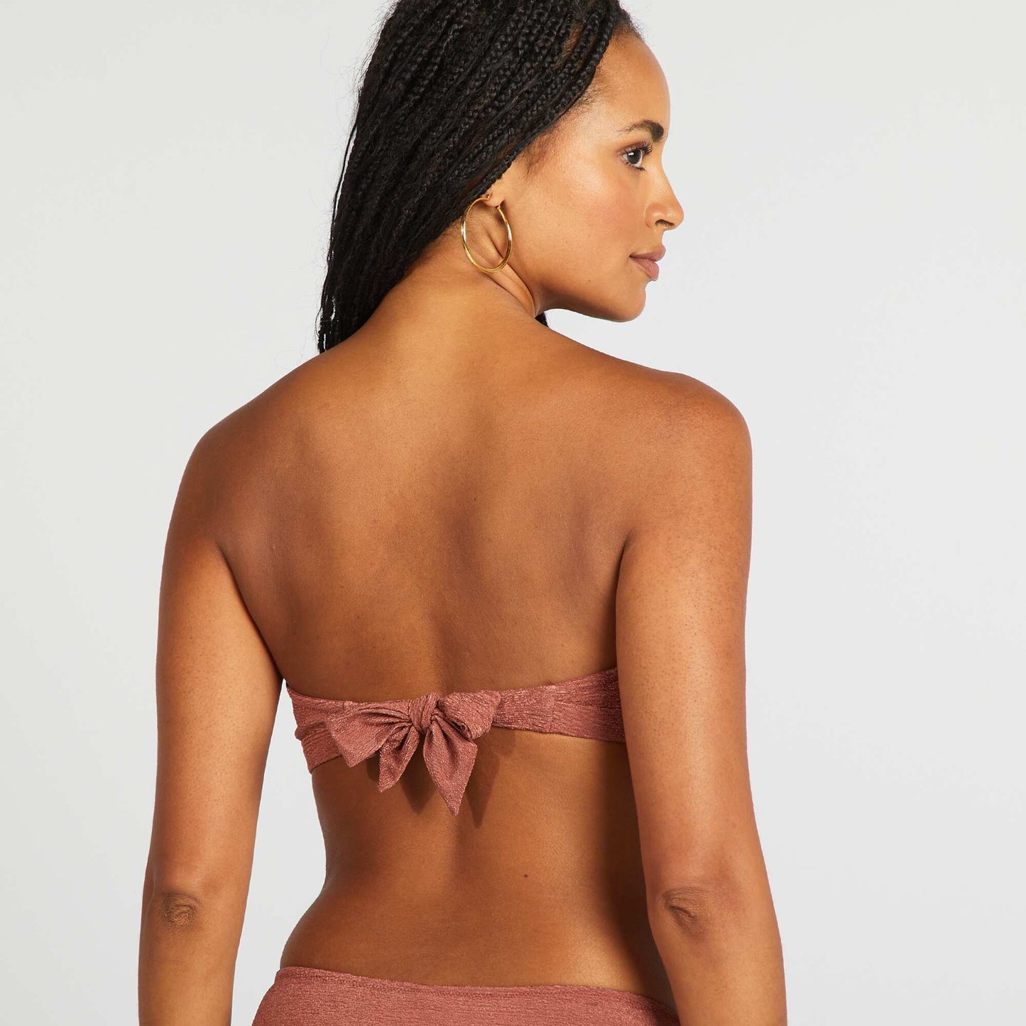 Bandeau de bikini con pedrería entre las copas MARRON