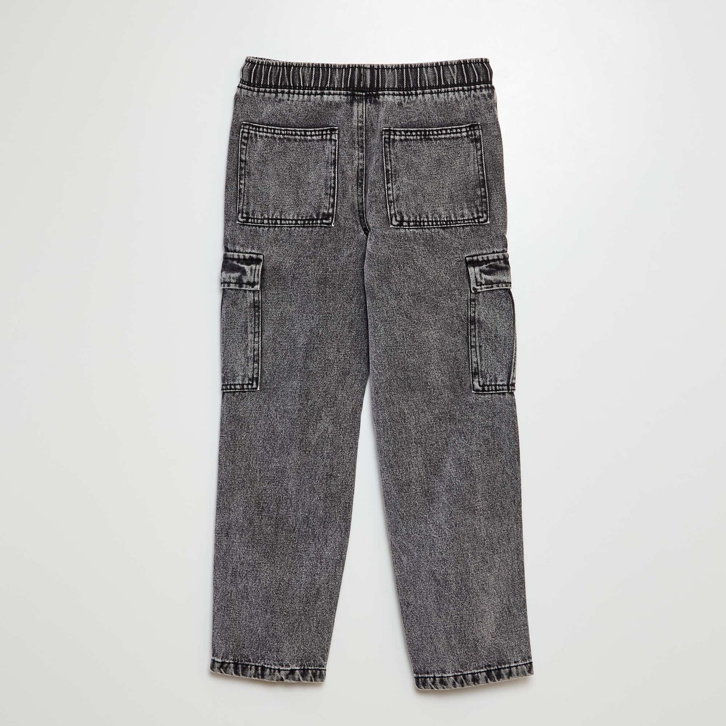 Pantalón jean con bolsillos GRIS