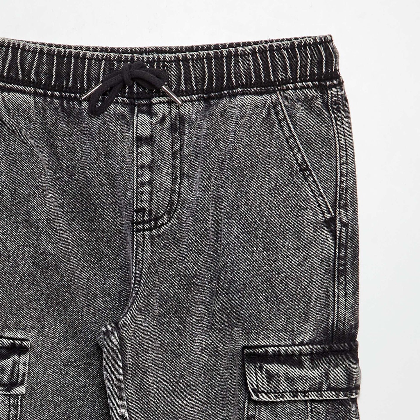 Pantalón jean con bolsillos GRIS