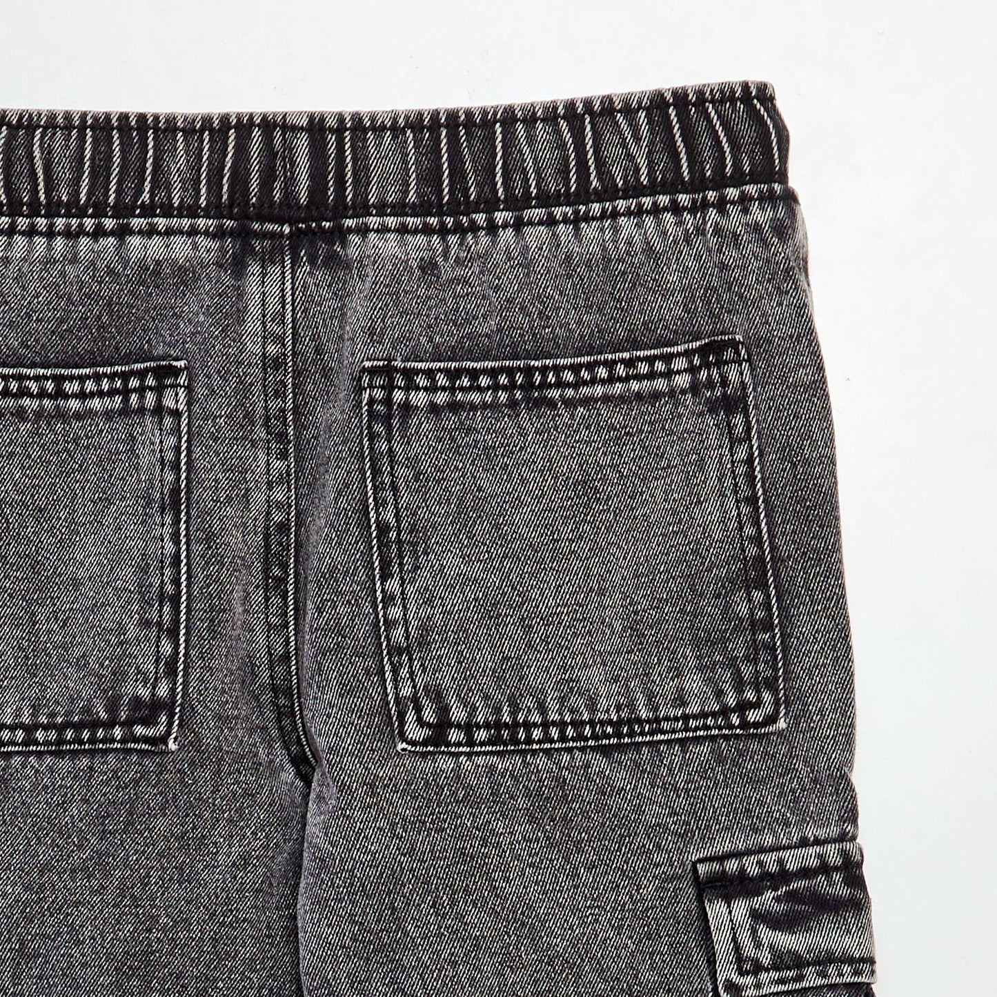 Pantalón jean con bolsillos GRIS