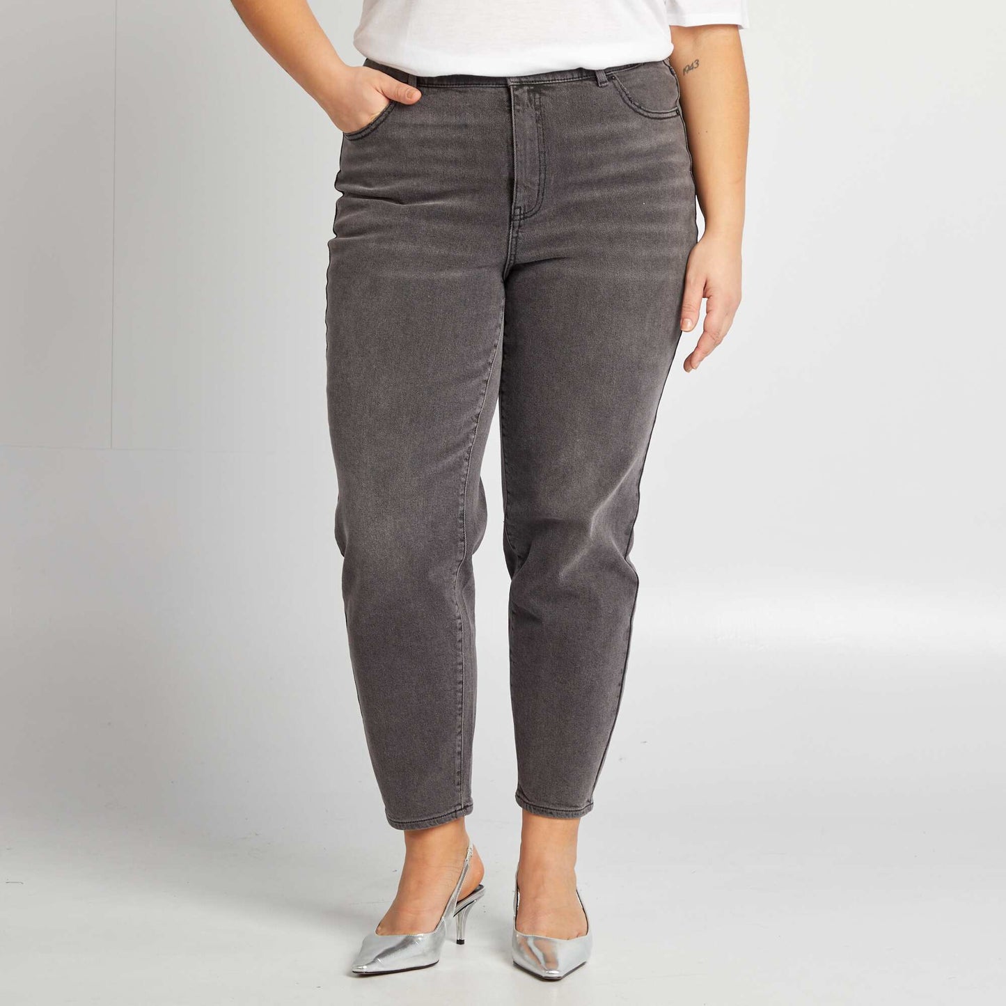 Jean mom tiro alto GRIS