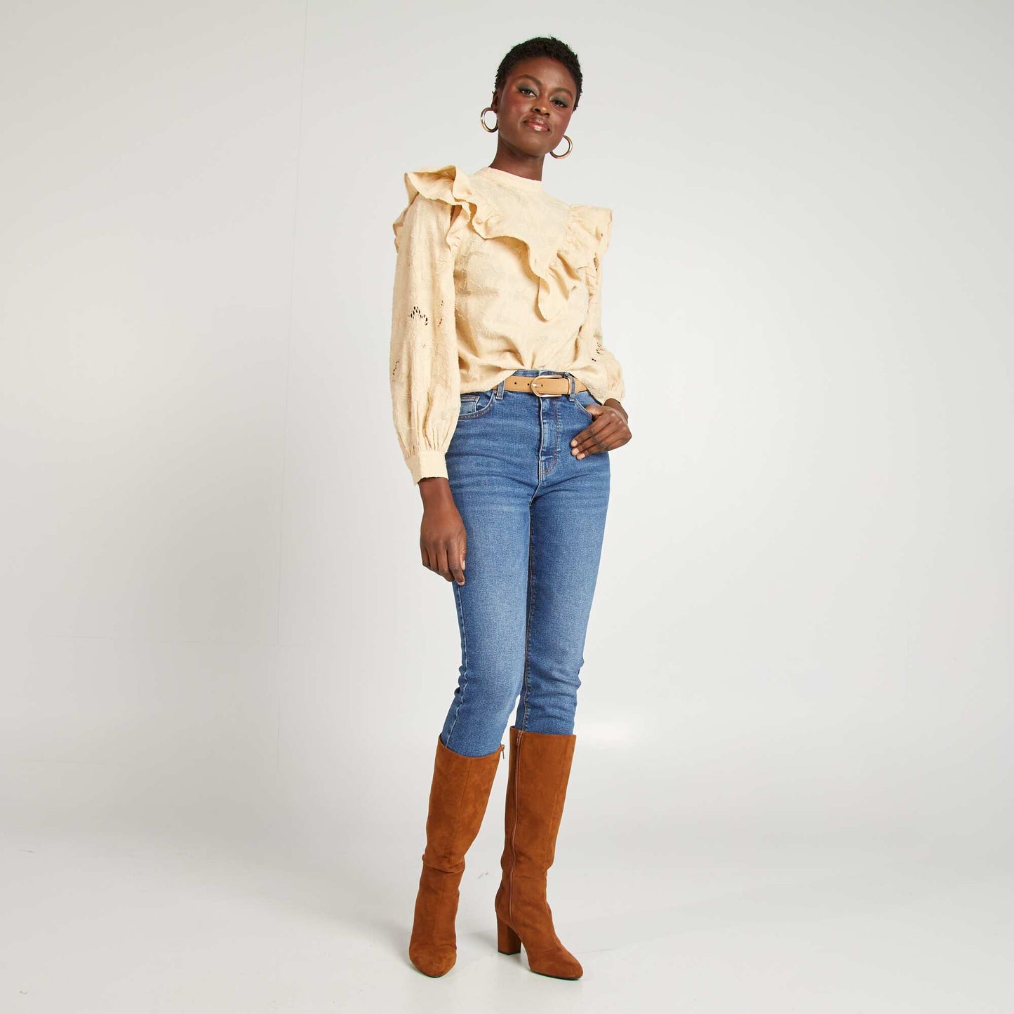 Blusa bordada con volantes BEIGE