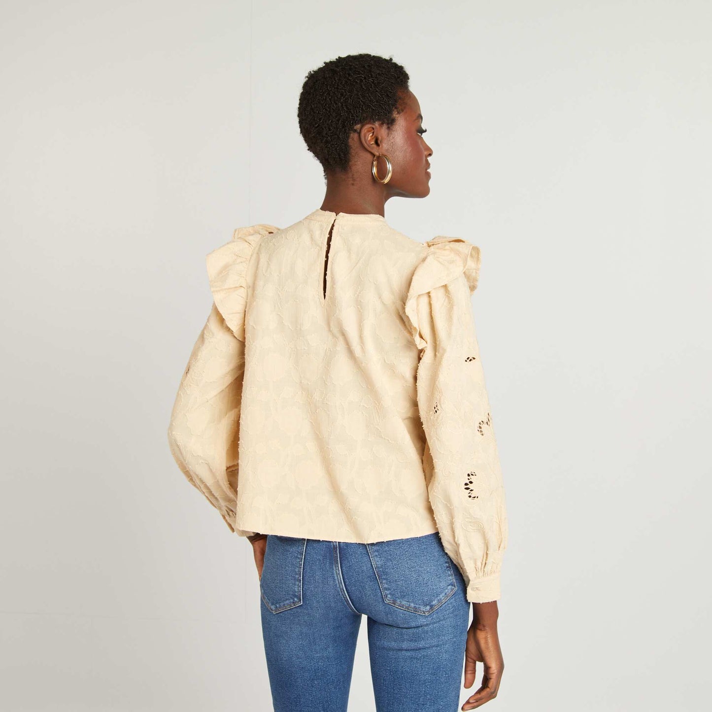 Blusa bordada con volantes BEIGE