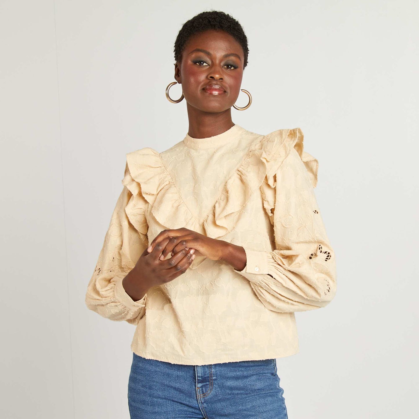 Blusa bordada con volantes BEIGE