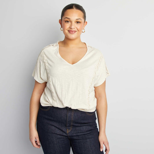 Blusa de tejido de crepé con bordados BEIGE