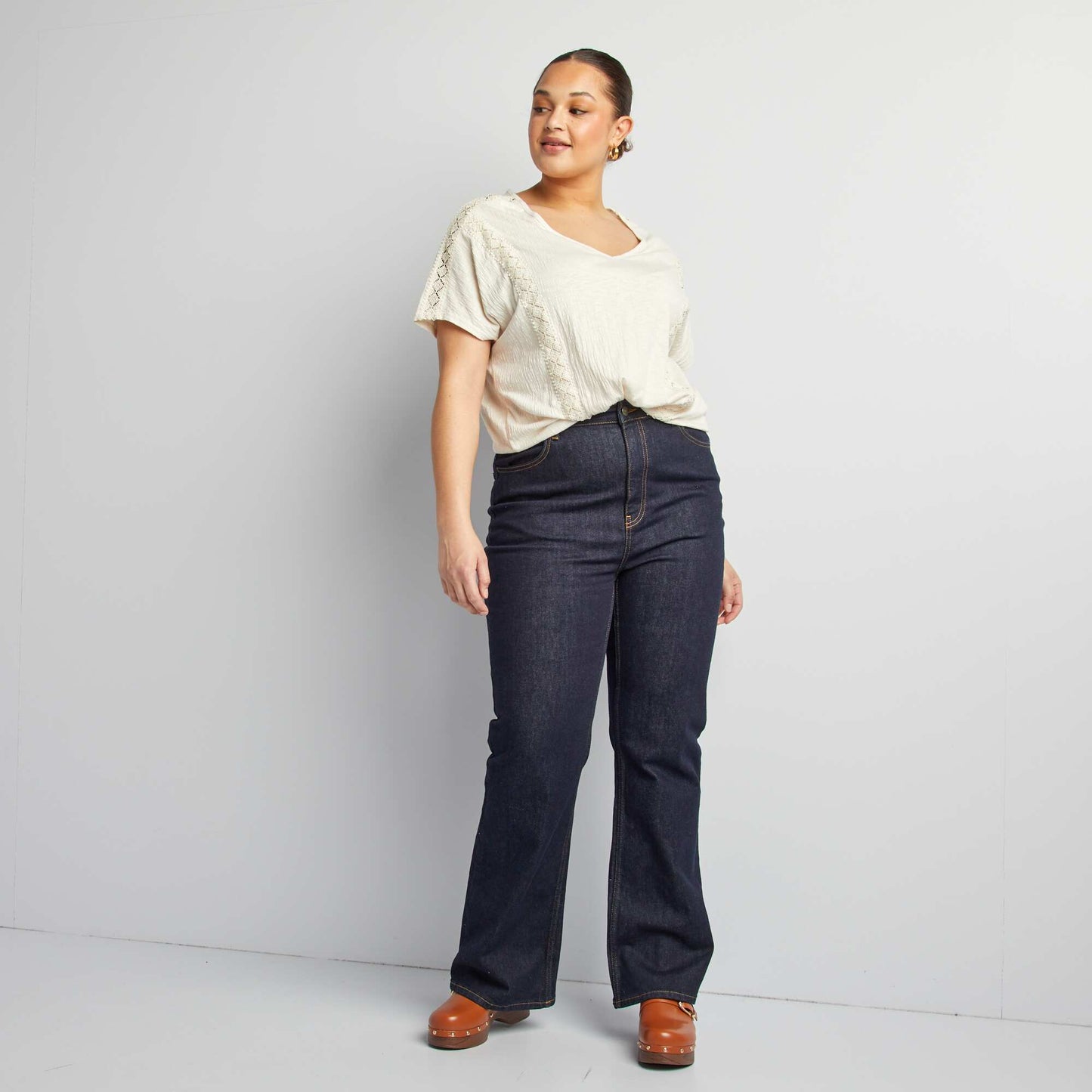 Blusa de tejido de crepé con bordados BEIGE