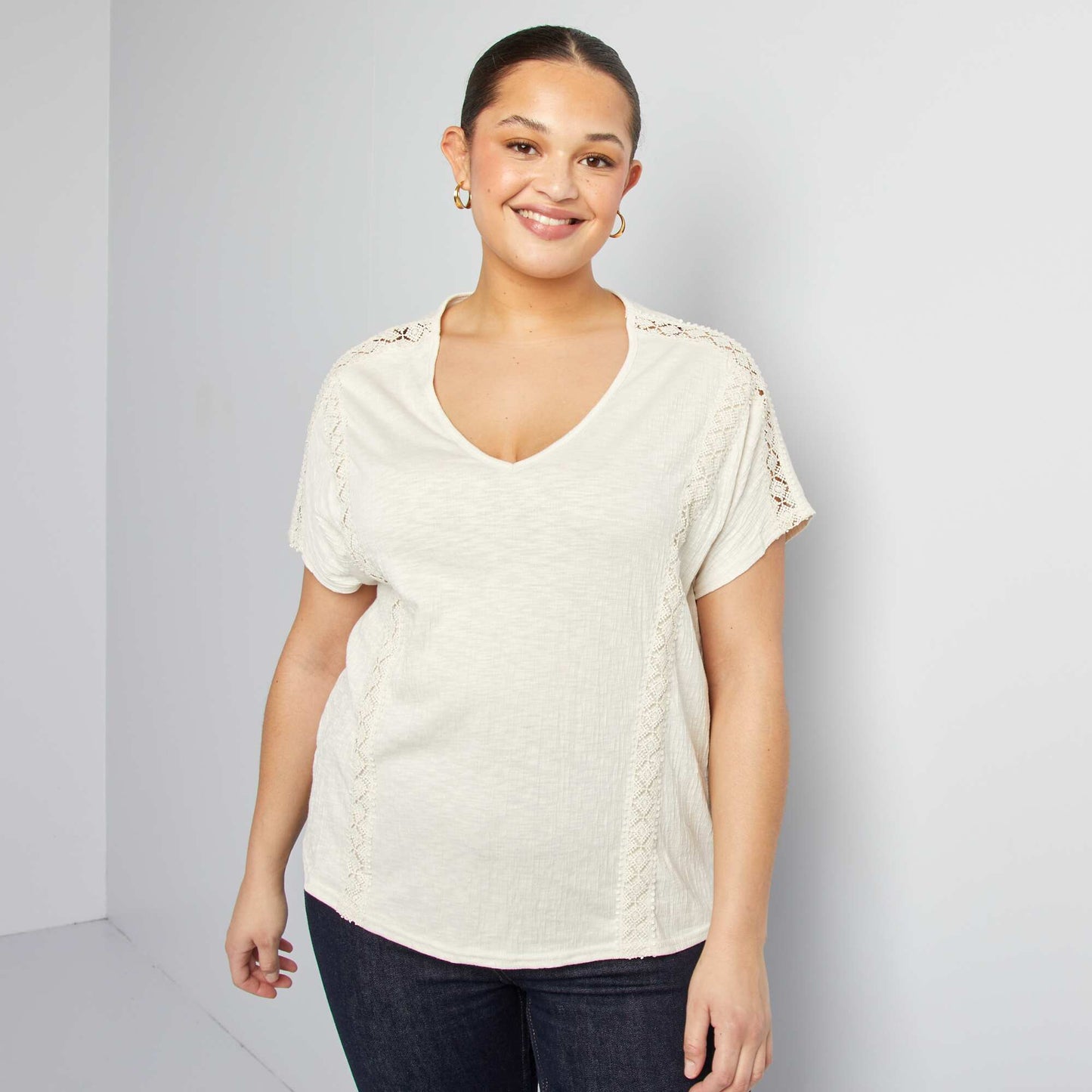Blusa de tejido de crepé con bordados BEIGE