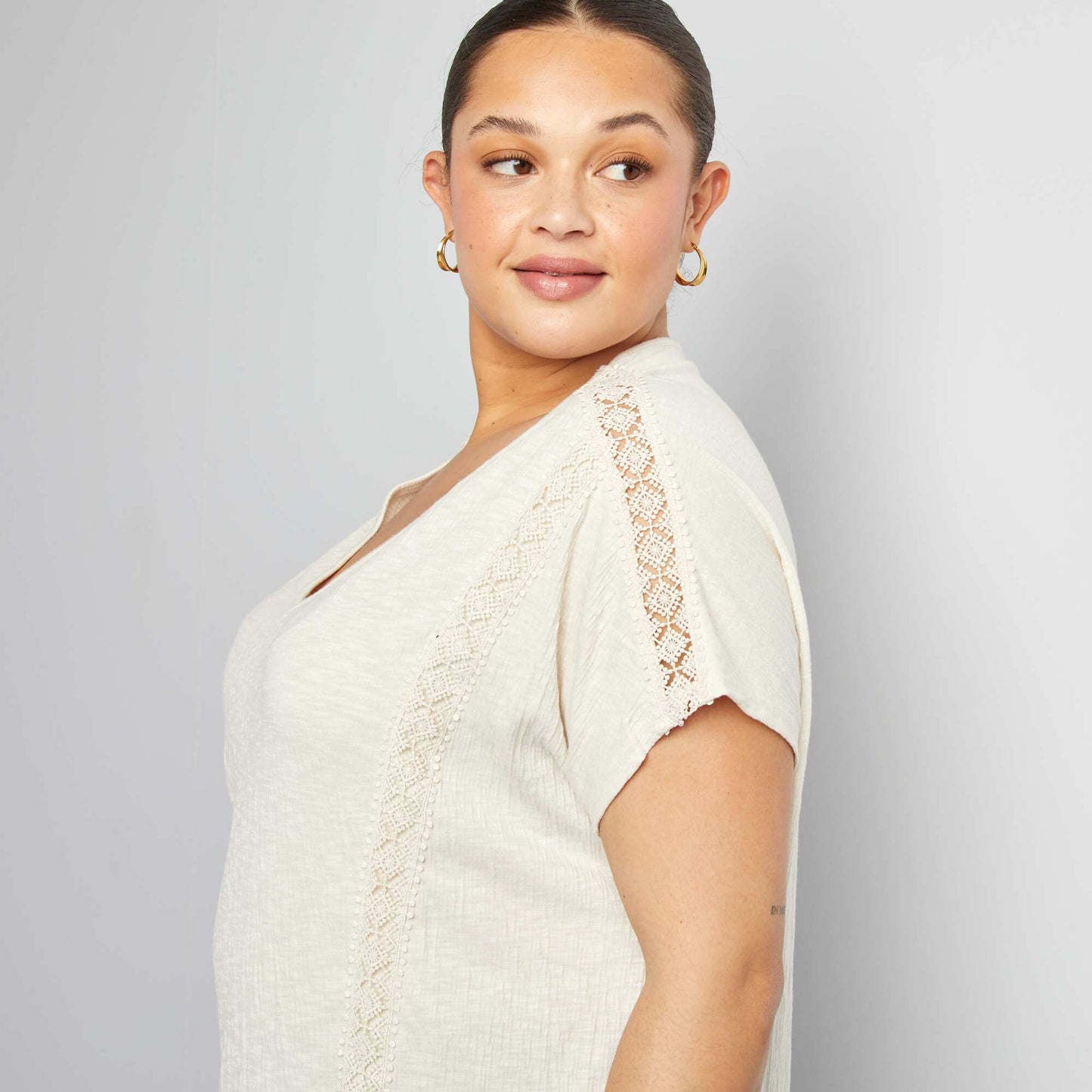 Blusa de tejido de crepé con bordados BEIGE