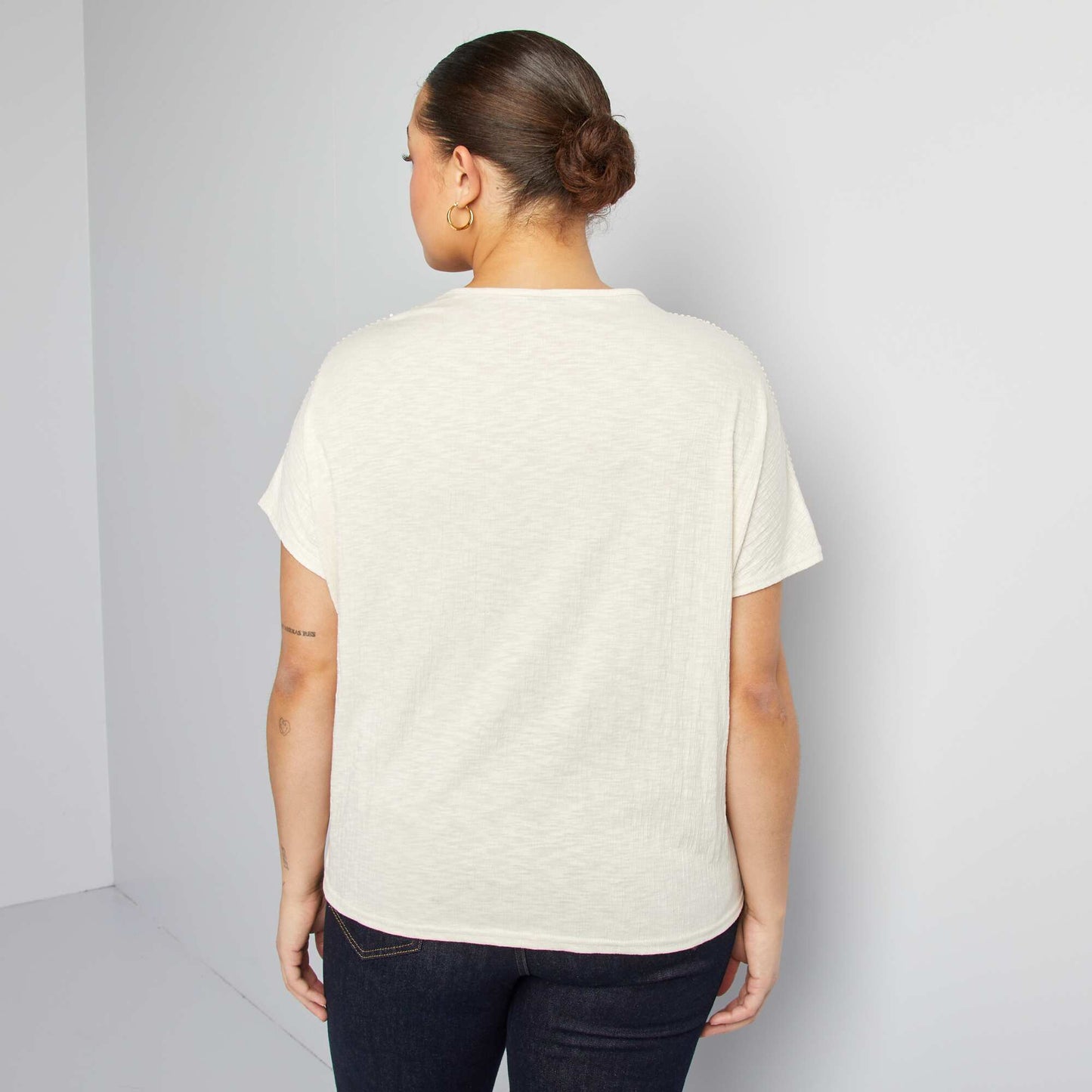 Blusa de tejido de crepé con bordados BEIGE