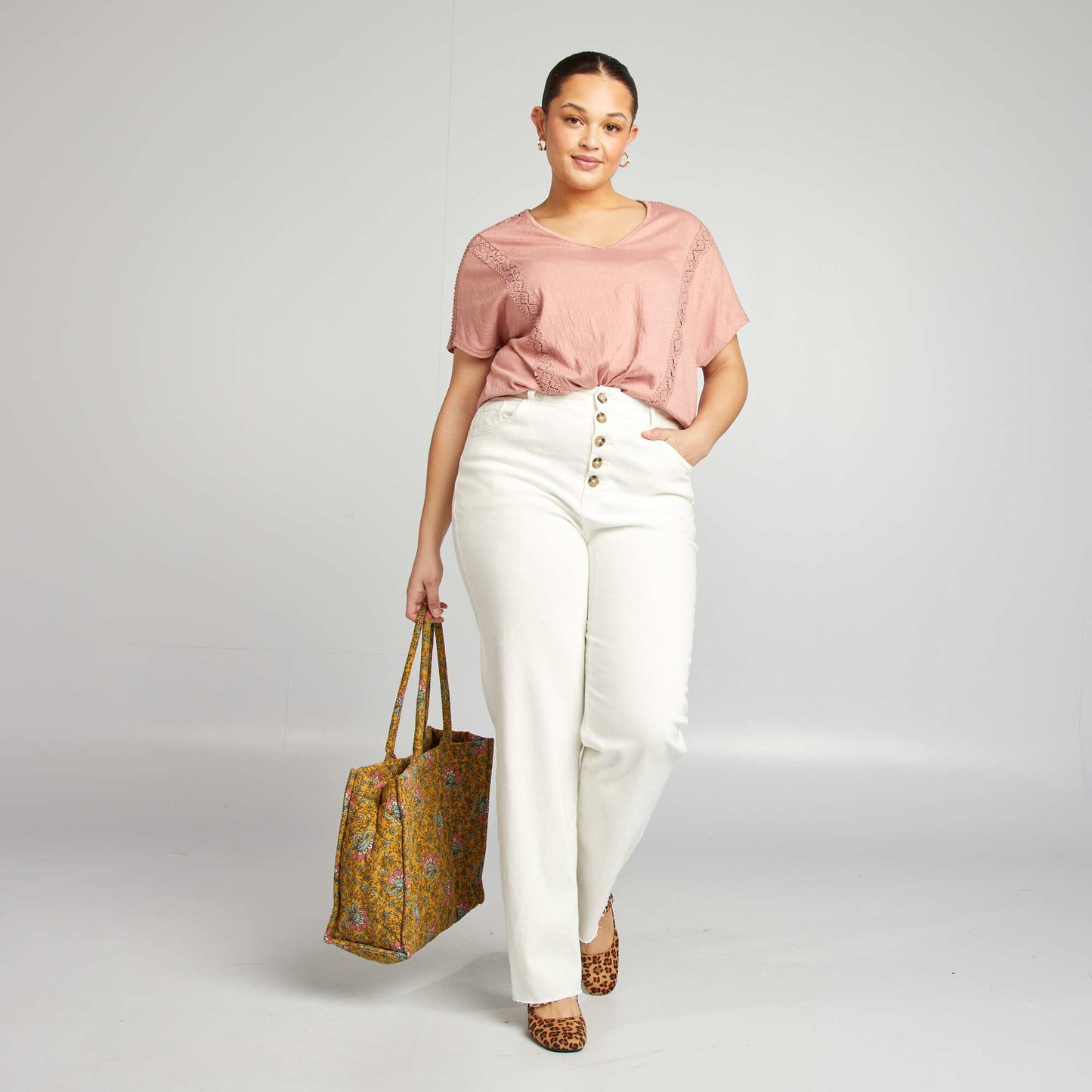 Blusa de tejido de crepé con bordados ROSA