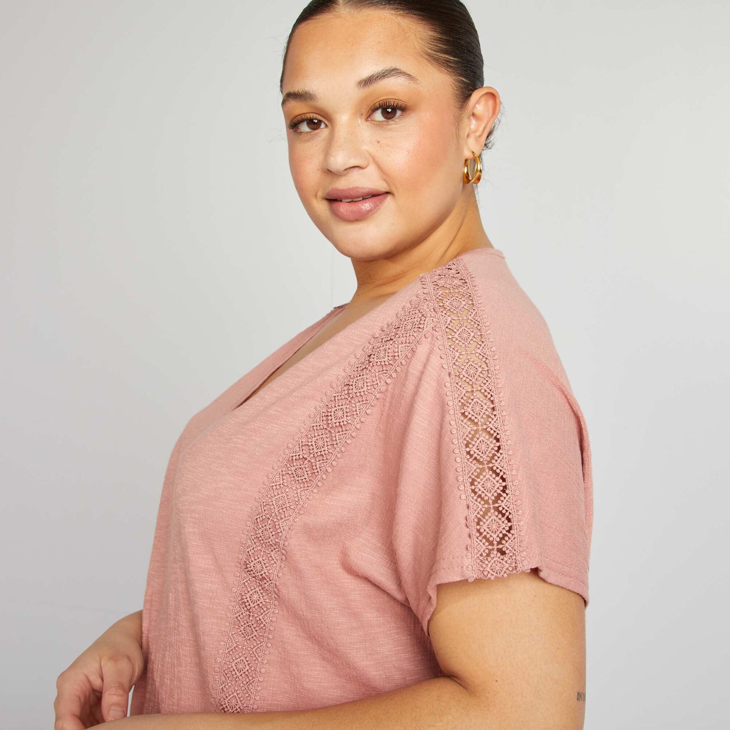 Blusa de tejido de crepé con bordados ROSA