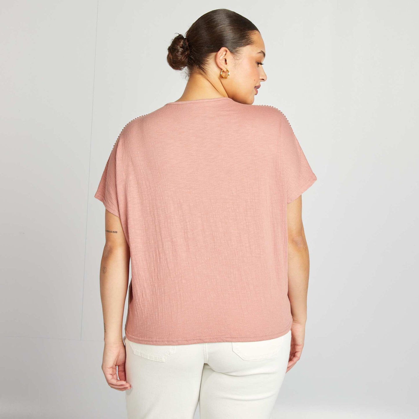 Blusa de tejido de crepé con bordados ROSA