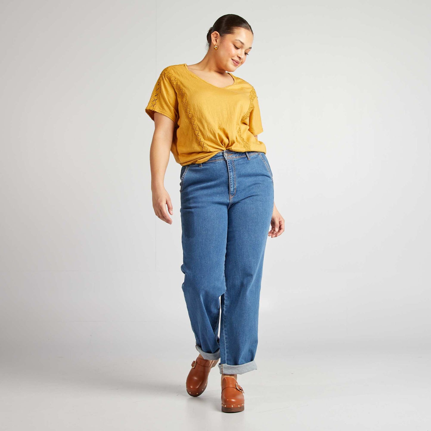 Blusa de tejido de crepé con bordados BEIGE