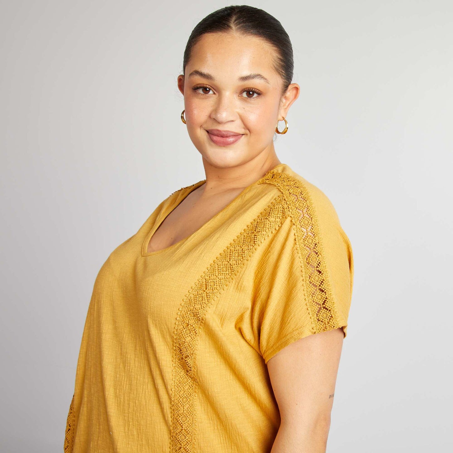 Blusa de tejido de crepé con bordados BEIGE