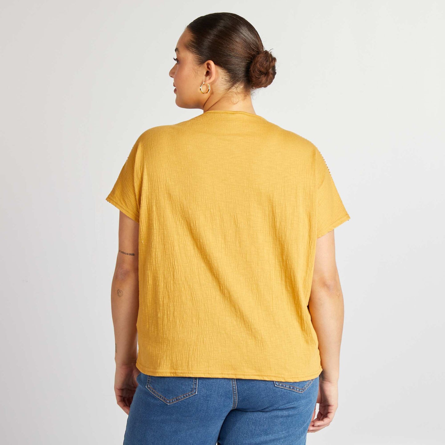Blusa de tejido de crepé con bordados BEIGE