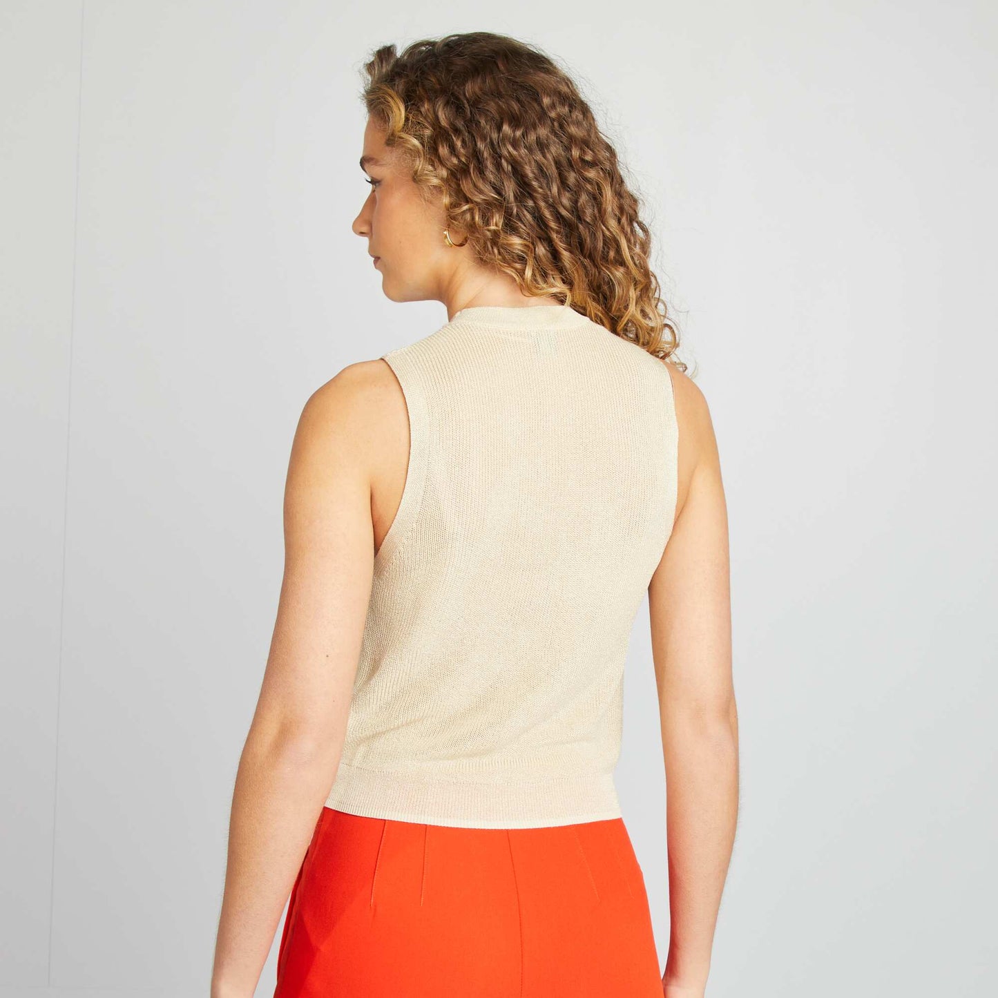 Camiseta sin mangas con cuello americano BEIGE