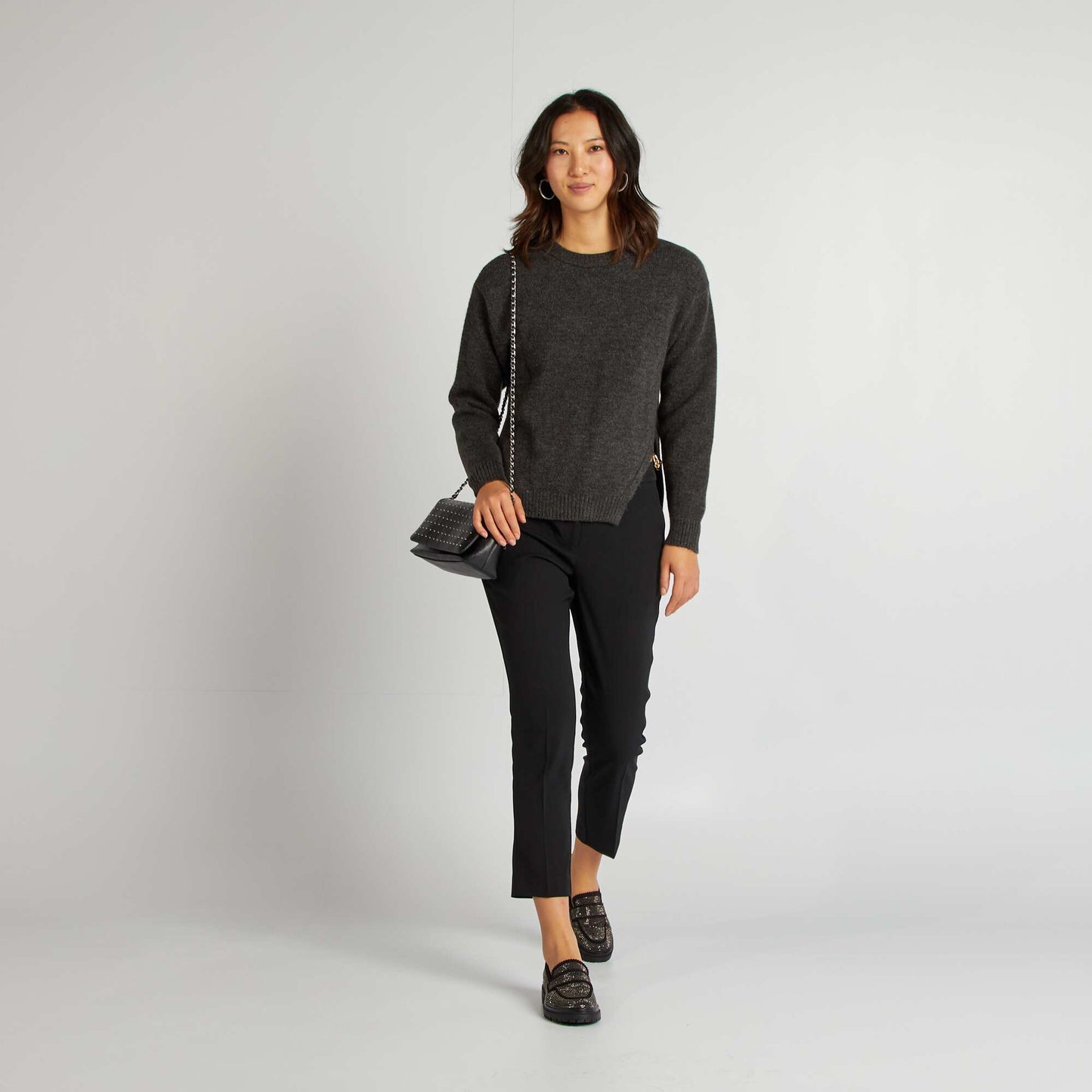 Sweater de punto tricotado con cadena dorada GRIS