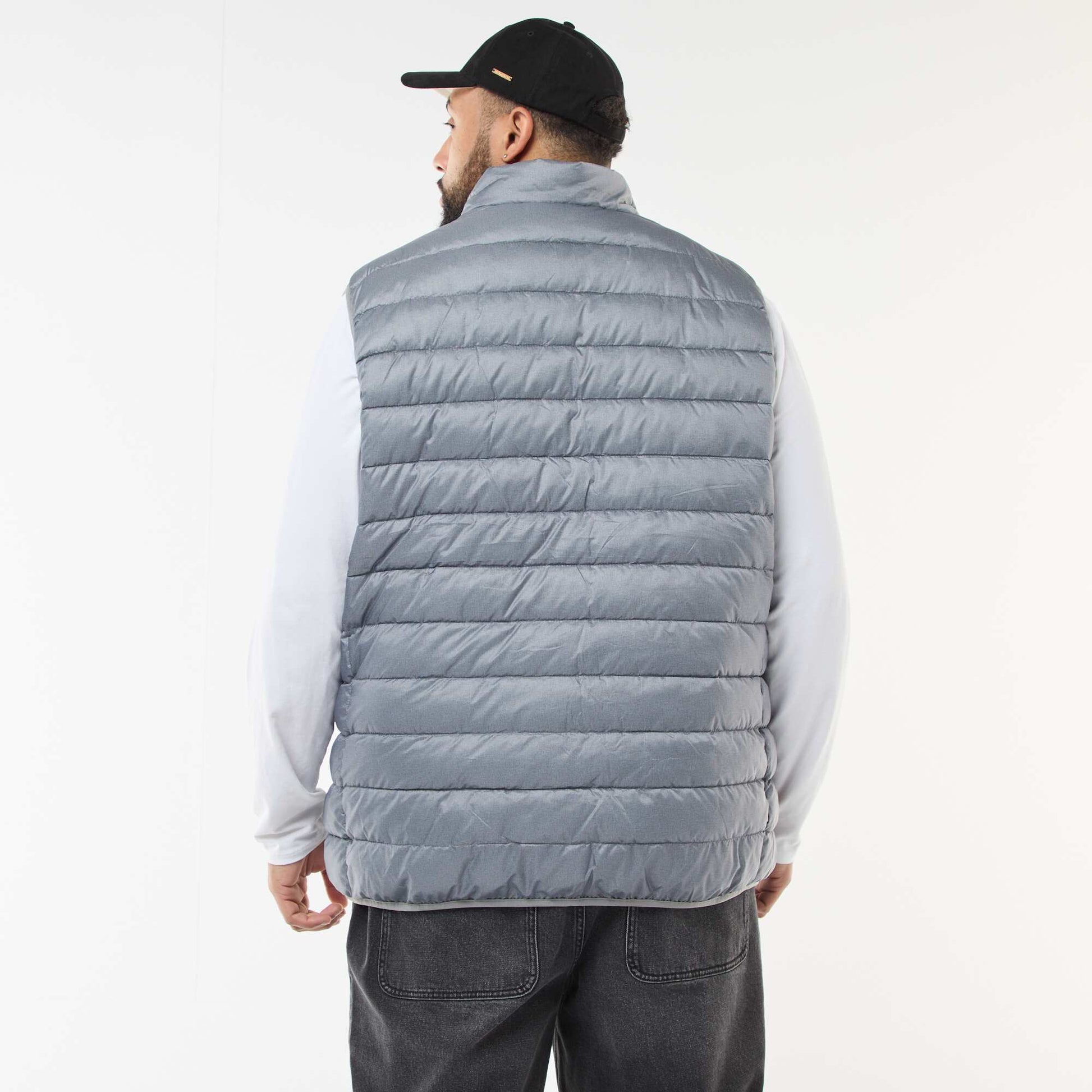 Chaleco acolchado ligero sin mangas con cuello alto GRIS