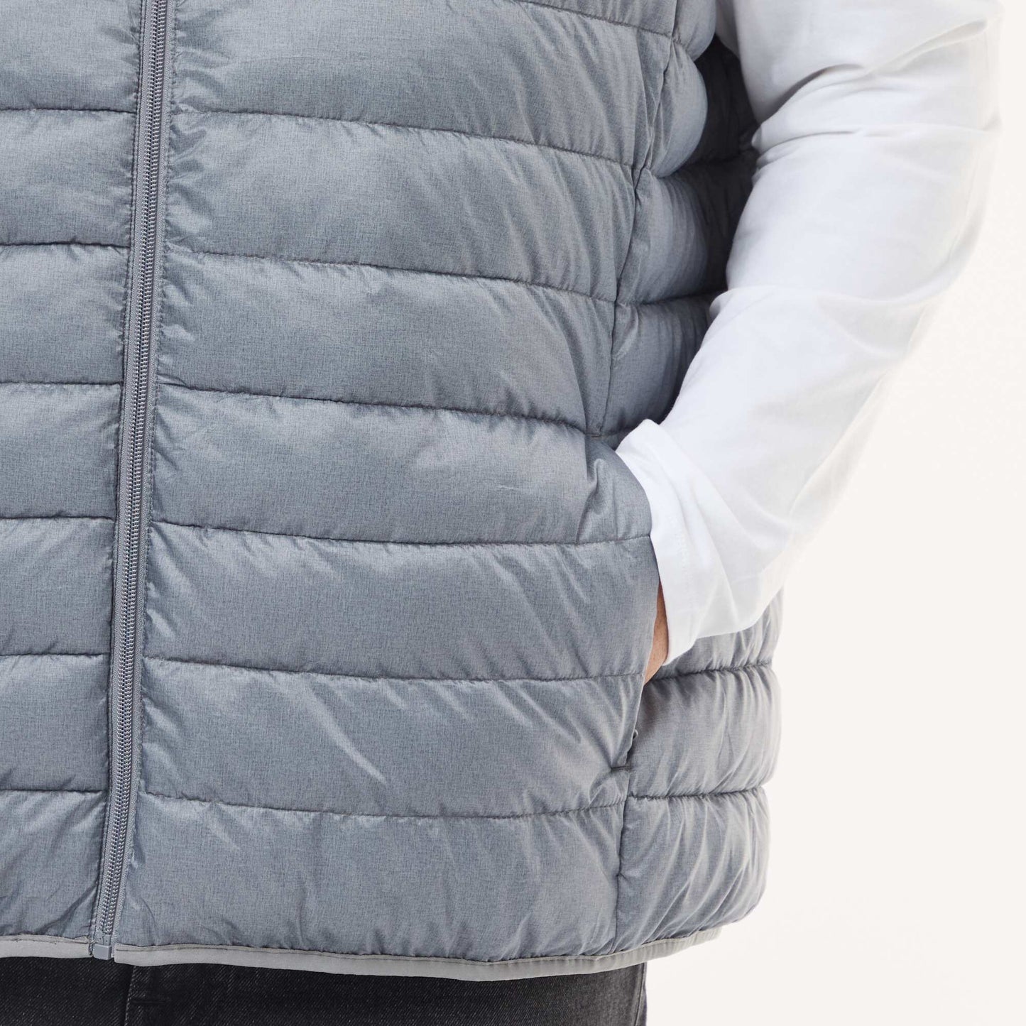 Chaleco acolchado ligero sin mangas con cuello alto GRIS